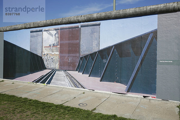 Fotoausstellung auf der spreezugewandten Seite  Reste der Berliner Mauer  East Side Gallery  Berlin  Deutschland