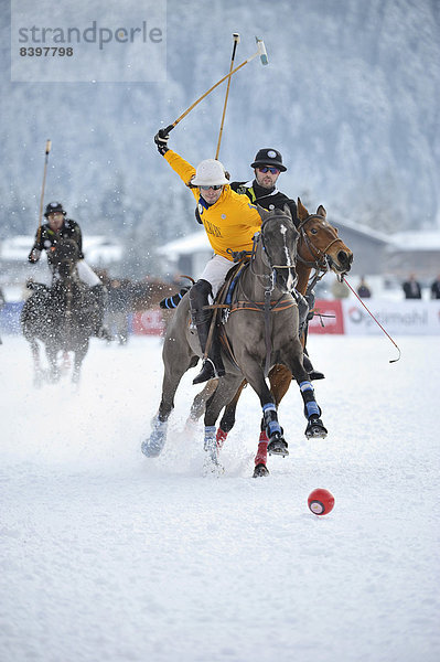 Team Audi  rot  gegen Team Valartis Bank  schwarz  Polo on Snow  Poloturnier  11. Valartis Bank Snow Polo World Cup 2013  Kitzbühel  Tirol  Österreich