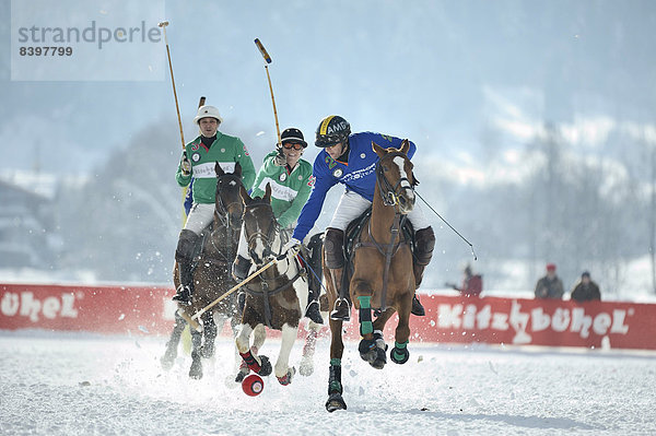 Team Kitzbühel  grün  gegen Team Tom Tailor  blau  Polo on Snow  Poloturnier  11. Valartis Bank Snow Polo World Cup 2013  Kitzbühel  Tirol  Österreich