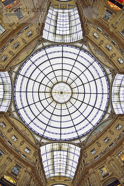Glaskuppel über dem Oktagon  Luxus-Einkaufspassage Galleria Vittorio Emanuele II  Mailand  Lombardei  Italien
