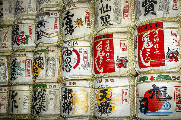 Gestapelte Sake-Fässer  Meiji-Schrein  Tokyo  Japan