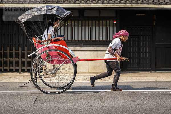 Rikscha mit einem Fahrgast  Arashiyama  Kyoto  Japan