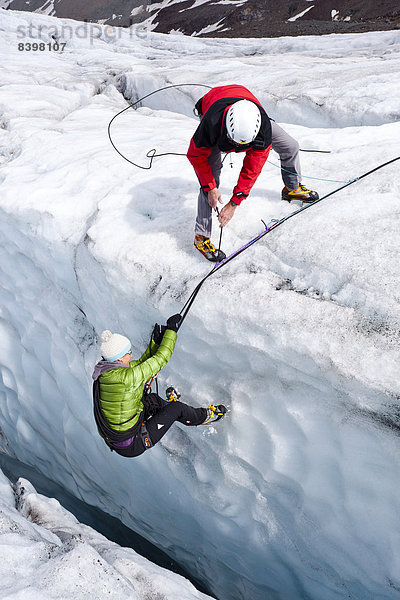 Bergsteiger auf dem Zufallferner Gletscher bei einer Spaltenbergung  Südtirol  Italien