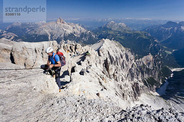 Bergsteiger auf der Via ferrata Marino Bianchi am Monte Cristallo  hinten die Hohe Gaisl  Dolomiten  Belluno  Italien