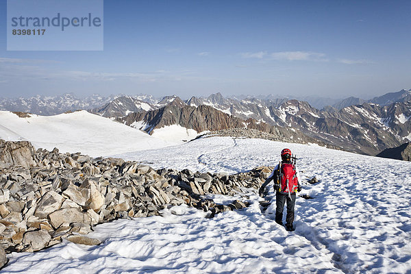 Bergsteiger auf dem Wilden Pfaff  hinten die Stubaier Alpen  Südtirol  Italien