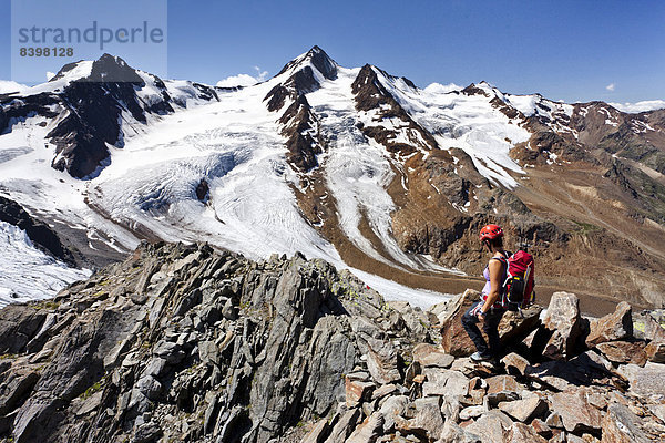 Bergsteiger auf dem Richterweg  hinten die Weißkugel und Langtauferer Spitze  Südtirol  Italien