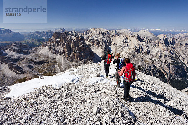 Bergsteiger beim Abstieg von der Tofana di Rozes  hinten der Sellastock und das Grödnerjoch  Dolomiten  Belluno  Italien