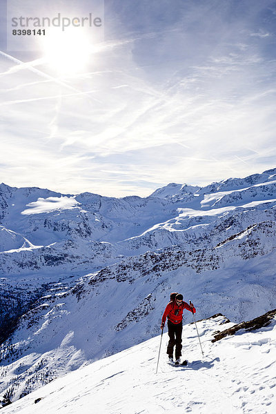 Skitourengeher beim Aufstieg auf die Kalfanwand im Martelltal  hinten die Veneziaspitzen und die Zufallspitze  Südtirol  Italien