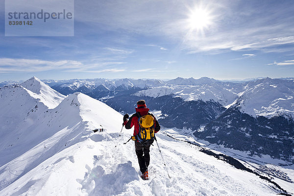 Skitourengeher auf dem Gipfelgrat beim Abstieg von der Ellesspitze  unten das Ridnauntal  Südtirol  Italien
