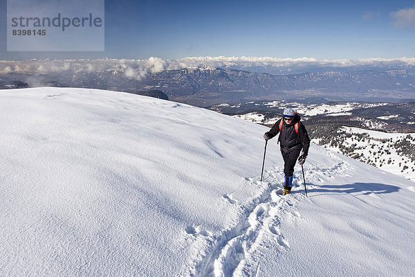 Winterwanderer beim Aufstieg auf das Schwarzhorn am Jochgrimm  Südtirol  Italien