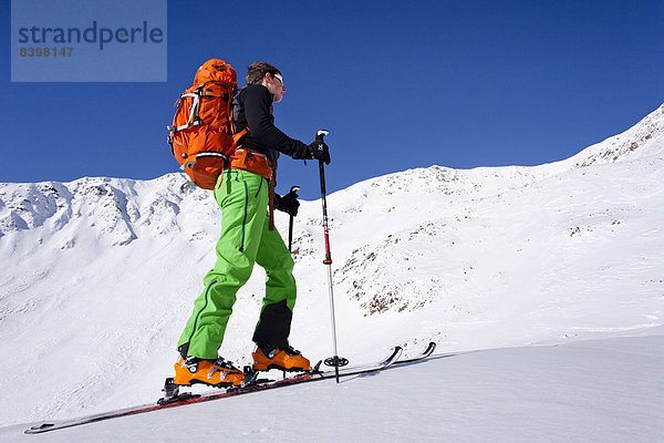 Skitourengeher beim Aufstieg auf die Schöngrubspitze  Südtirol  Italien