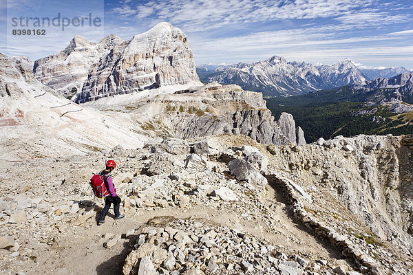 Bergsteiger beim Abstieg vom Lagazuoi in der Fanesgruppe  hinten die Tofane  Tofana di Rozes  Tofana di Mezzo  Tofana di Dentro  Dolomiten  Belluno  Italien