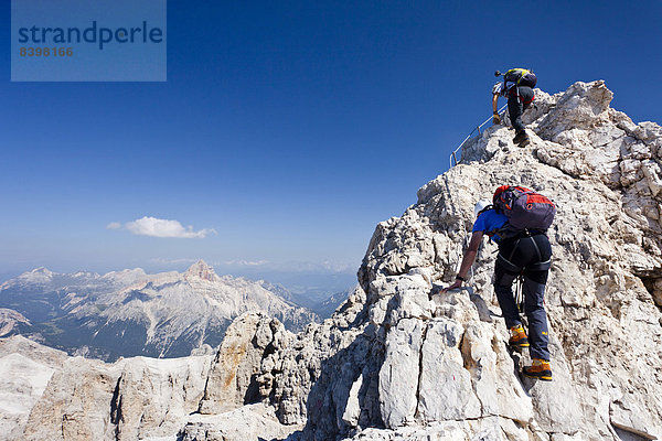 Bergsteiger an der Via ferrata Marino Bianchi am Monte Cristallo  hinten die Hohe Gaisl  Dolomiten  Belluno  Italien