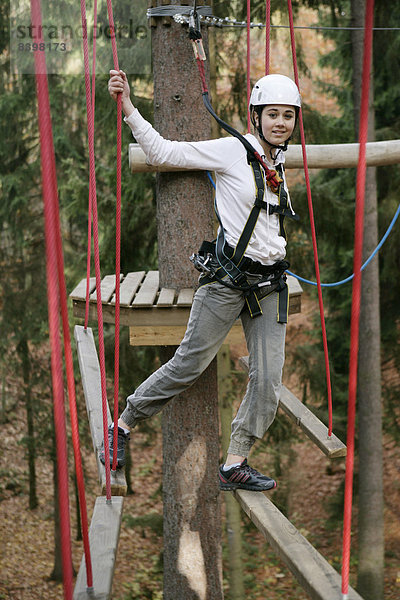 Mädchen  13 Jahre  im Kletterpark  Svatý Linhart  Karlsbad  Region Karlsbad  Böhmen  Tschechien  Europa