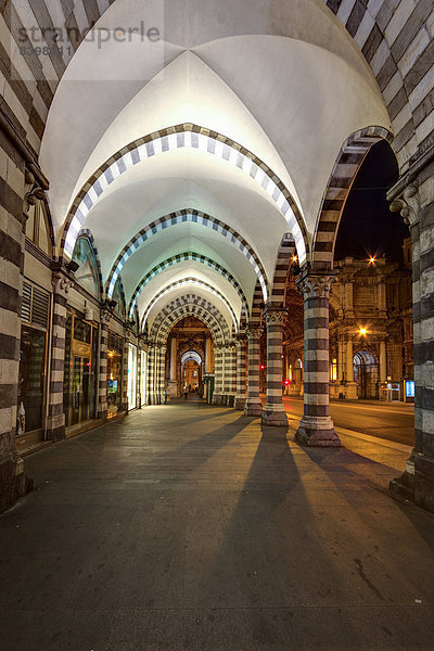 Arkaden  Einkaufsstraße Via XX Settembre  Nachtaufnahme  Genua  Ligurien  Italien