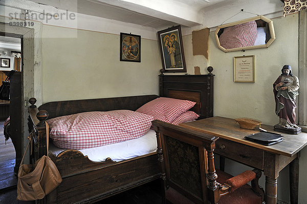 Bett und Schreibtisch in der unteren Schlafstube  Einrichtung um 1920  im Bauernhaus ursprünglich aus Kleinrinderfeld  erbaut 1779  heute Fränkisches Freilandmuseum Bad Windsheim  Mittelfranken  Bayern  Deutschland