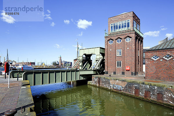 Klappbrücke zwischen Altem Hafen und Neuem Hafen  Havenwelten  Bremerhaven  Bremen  Deutschland