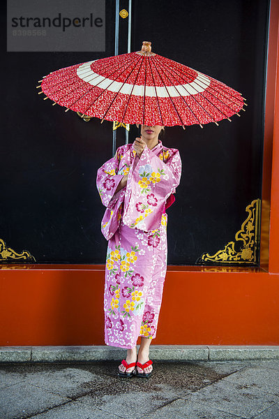 Junge Frau in Kimono und mit Ölpapierschirm  Sens?-ji Tempel  Asakusa  Tokio  Japan