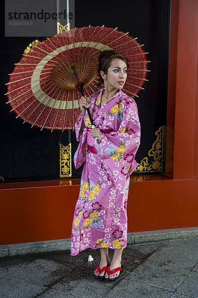 Junge Frau in Kimono und mit Ölpapierschirm  Sens?-ji Tempel  Asakusa  Tokio  Japan