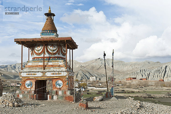 Bunt verzierter buddhistischer Stupa am Eingang zum Dorf  Tor-Chörten  Charang  Tsarang  Oberes Mustang  Nepal