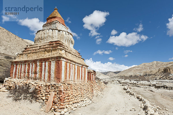 Bunt verzierter buddhistischer Stupa am Weg in weiter Landschaft  Garphu  Chhosar  Oberes Mustang  Nepal