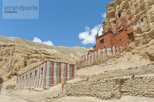 Mit bunten Streifen bemaltes buddhistisches Kloster Nyiphu Gompa  Chhosar  Oberes Mustang  Nepal