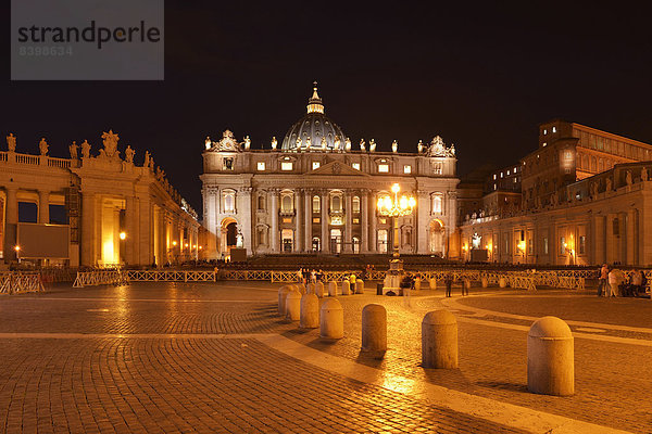 Petersdom  Petersplatz  Vatikanstadt  Vatikan  Rom  Italien