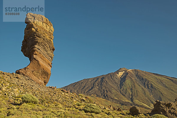 Roques de Garcia  Felsformationen aus Lavagestein  dahinter der Pico del Teide  3718m  Parque Nacional de las Cañadas del Teide  Teide-Nationalpark  UNESCO Weltnaturerbe  Teneriffa  Kanarische Inseln  Spanien