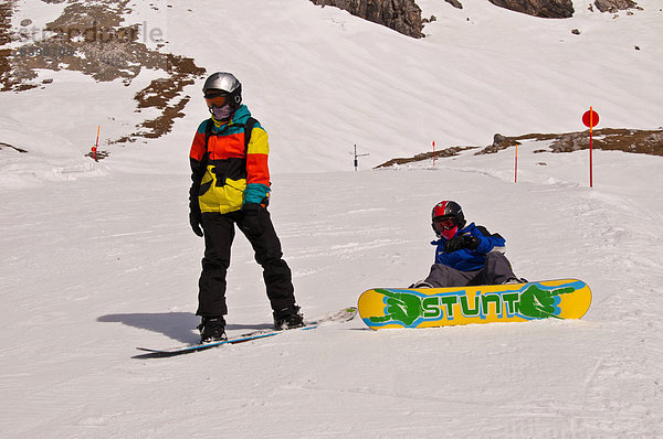 Zwei junge Snowboarder bereiten sich auf die Abfahrt vor  Nebelhorn  Oberstdorf  Allgäuer Alpen  Oberallgäu  Bayern  Deutschland