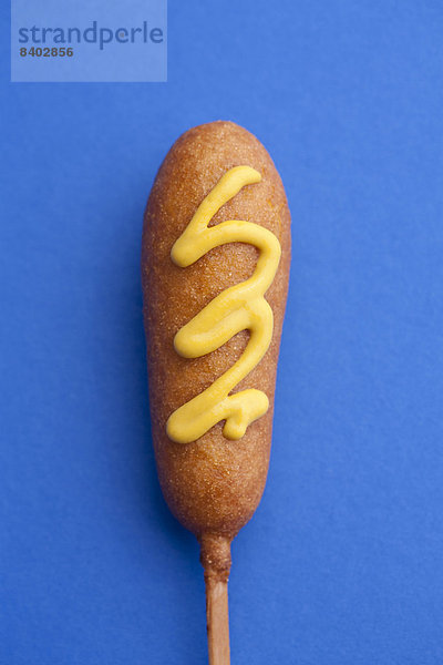 Close-up Corn Dog frittierter Hotdog umhüllt mit Maisteig Senf