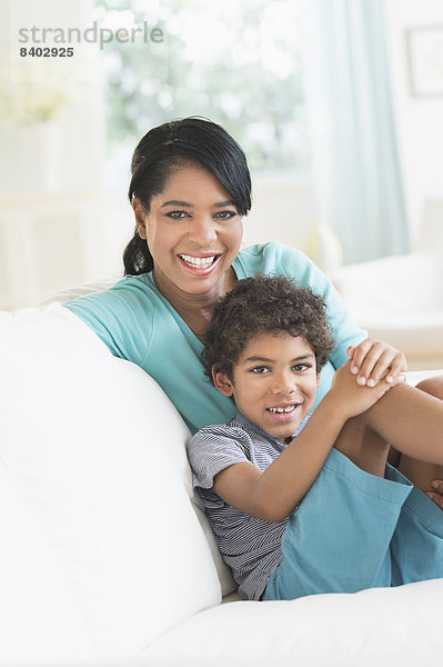 Mutter und Sohn entspannenden auf sofa