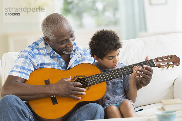 Spiel  Junge - Person  Großvater  Gitarre