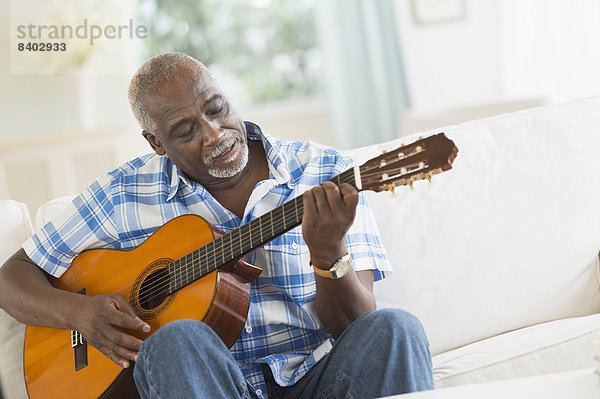 Mann  Couch  Spiel  schwarz  Gitarre