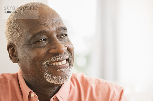 Schwarzen Mann lächelnd