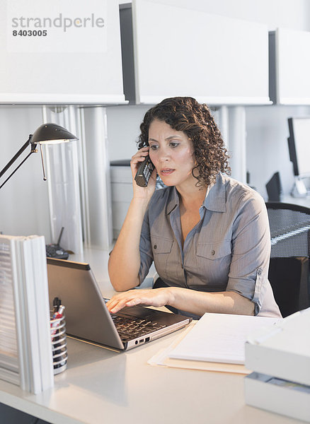 Geschäftsfrau  arbeiten  Hispanier  Büro