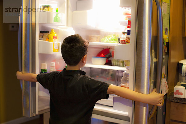 Junge - Person  suchen  Kühlschrank