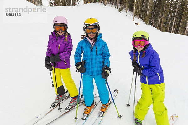 Zusammenhalt  Schnee  Skisport  Mädchen  Hang