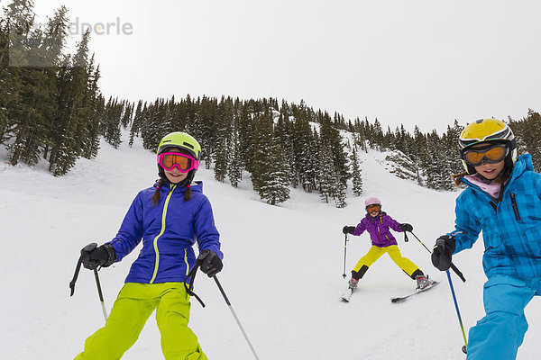 Zusammenhalt  Schnee  Skisport  Mädchen  Hang