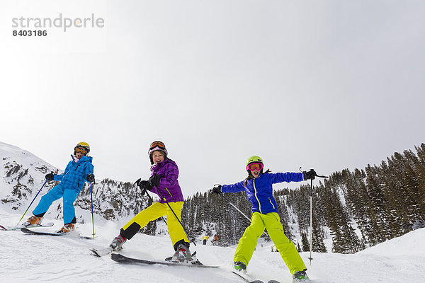 Zusammenhalt  Schnee  Skisport  Mädchen  Hang