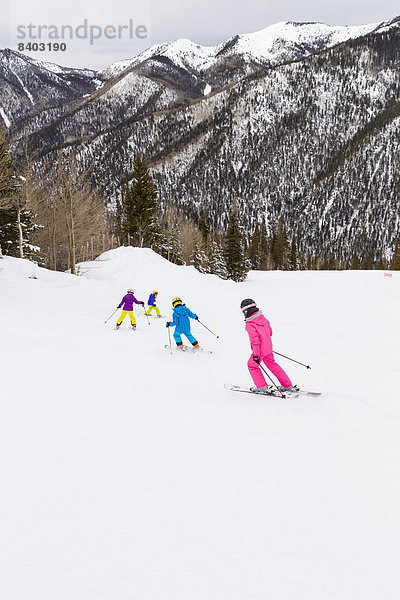 Zusammenhalt  Schnee  Skisport  Hang