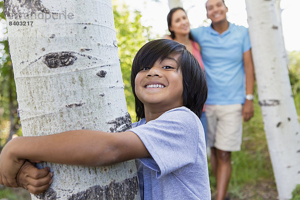 Außenaufnahme  umarmen  Junge - Person  Baum  freie Natur