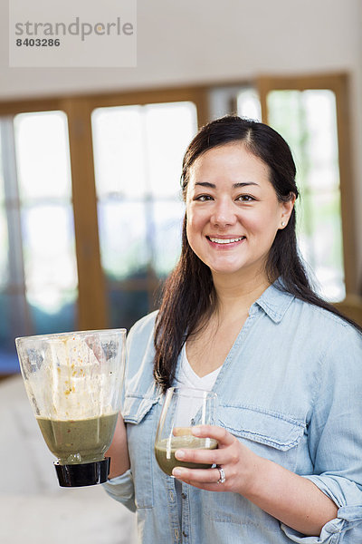 Frau grün mischen trinken Mixed smoothie