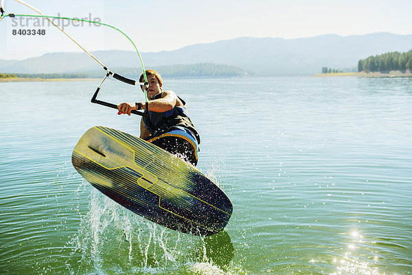 Wakeboarding  Wake boarding  Europäer  Mann  See  Wakeboarding