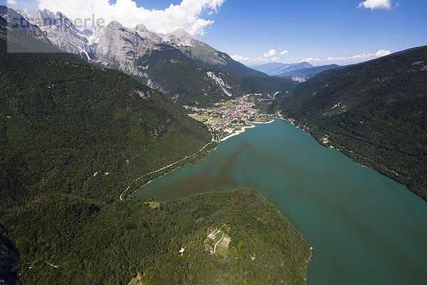 Luftbild  Gebirgsbadesee Lago di Molveno  Molveno  Trentino  Italien