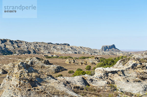 Trockene und weite Erosionslandschaft mit Felsen  Nationalpark Isalo  bei Ranohira  Madagaskar