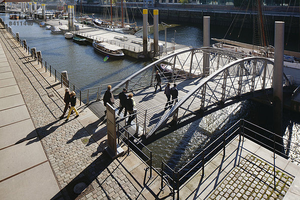 Brücke zum Ponton des Traditionsschiffhafens mit historischen Segelschiffen  Sandtorhafen  Sandtorkai  Hafencity  Hamburg  Deutschland
