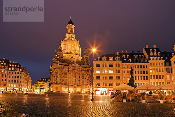 Frauenkirche und Neumarkt  beleuchtet  blaue Stunde  Dresden  Sachsen  Deutschland