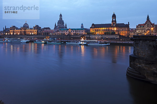 Stadtpanorama von der Augustusbrücke  blaue Stunde  Dresden  Sachsen  Deutschland