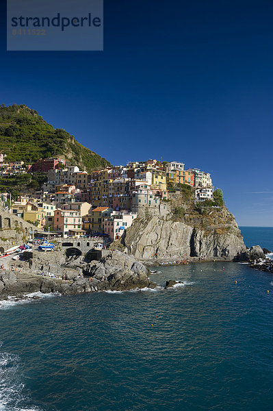 Dorf mit bunten Häusern am Meer  Manarola  Cinque Terre  UNESCO-Weltkulturerbe  Provinz La Spezia  Ligurien  Italien