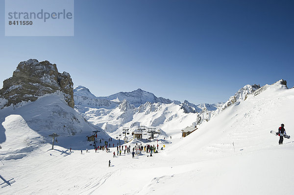 Skifahrer und verschneite Berglandschaft  Aiguille Percee  Tignes  Val-d?Isère  Département Savoie  Alpen  Frankreich